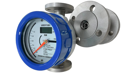 How to resolve the issue of flowmeter indicating full scale when the valve is fully closed